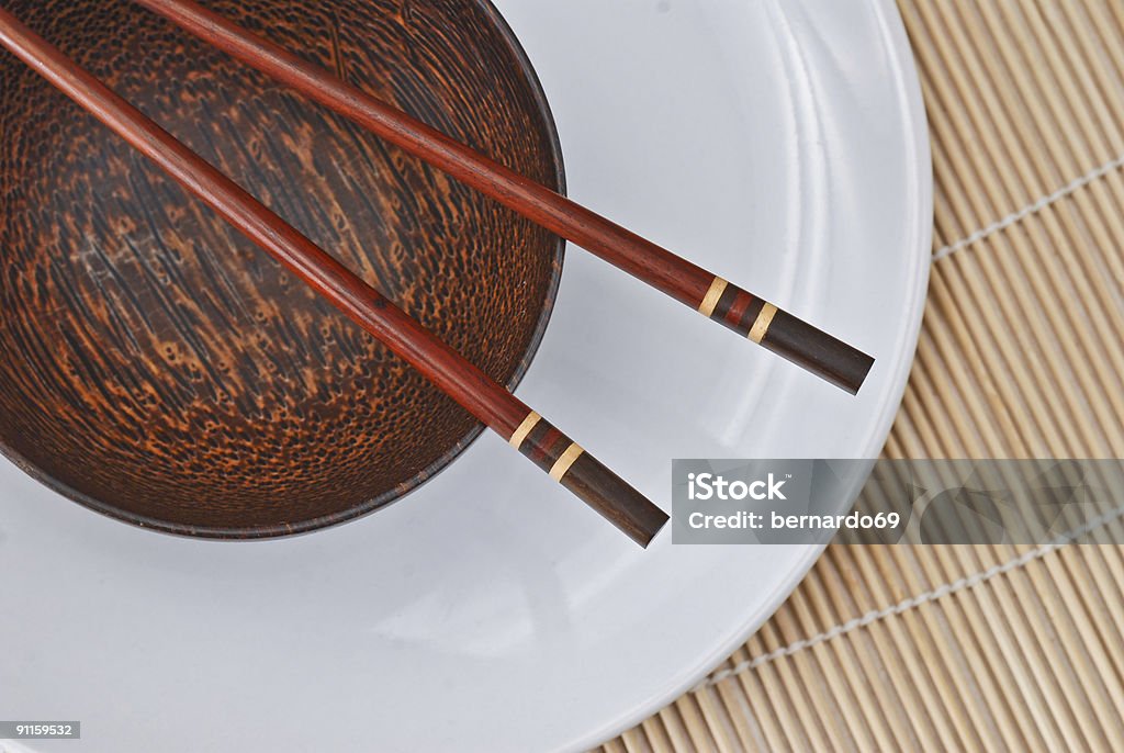 Hölzerne Schüssel mit Stäbchen 4 - Lizenzfrei Asiatische Küche Stock-Foto
