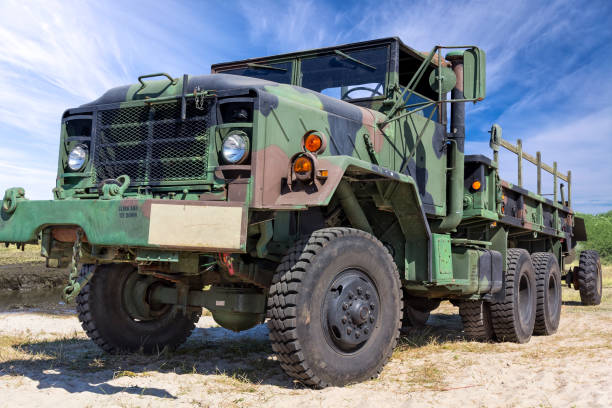 us-militär m-923 a1 lkw mit kanone auf militärische übungsgelände - truck military armed forces pick up truck stock-fotos und bilder