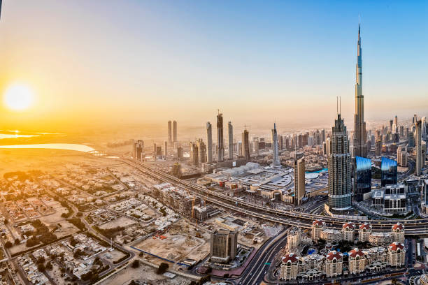 lumières de la ville de dubaï au lever du soleil - futuristic dubai city traffic photos et images de collection