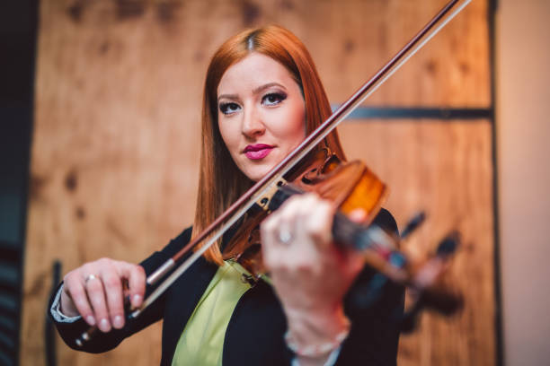 suonare il violino - classical music red violin bow foto e immagini stock