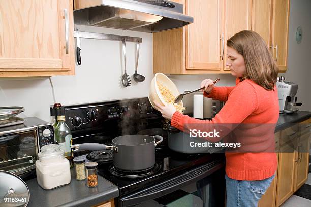 De Cozinhar - Fotografias de stock e mais imagens de Adulto - Adulto, Armário, Atividade