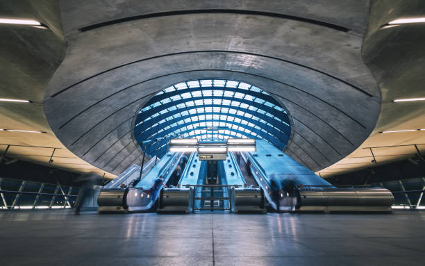 scale mobili della stazione della metropolitana, canary wharf, londra, inghilterra - london underground foto e immagini stock