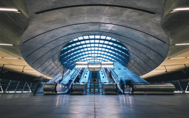 schody ruchome stacji metra, canary wharf, londyn, anglia - docklands zdjęcia i obrazy z banku zdjęć