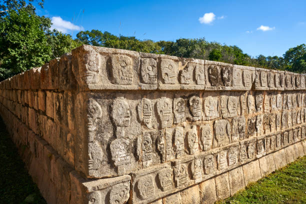 chichen itza tzompantli il muro dei teschi - tzompantli foto e immagini stock