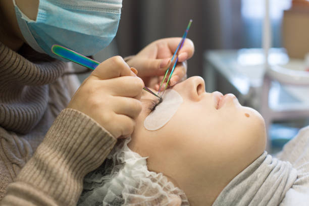 istock Volumetric eyelash extends in the beauty salon. 911652652