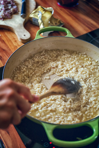 Prepara Risotto Bianco servido con queso parmesano photo