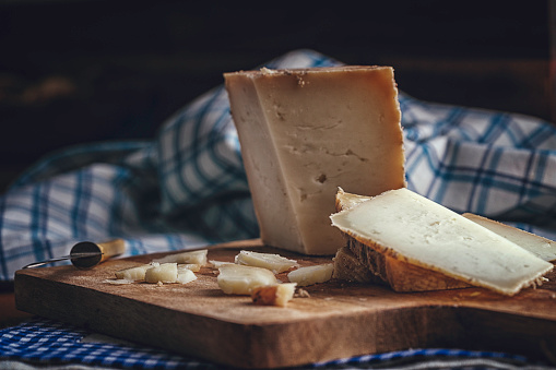 Variación española aperitivo de queso de buena calidad photo