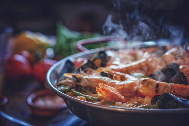 파프리카와 새우, 녹색 콩, 스페인 해산물 파에 리아 - shrimp pan cooking prepared shrimp 뉴스 사진 이미지