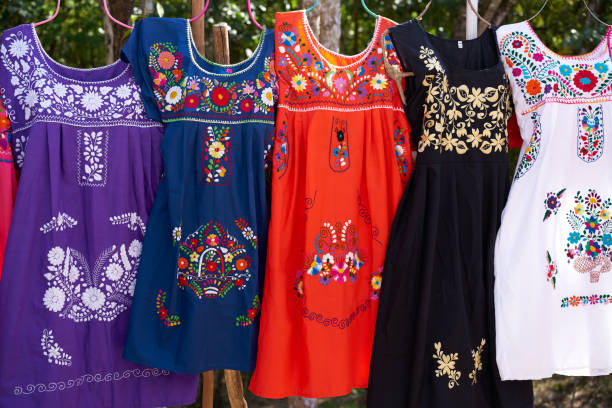 chichén itzá bestickt kleider mexiko - embroidery needlecraft product dress pattern stock-fotos und bilder
