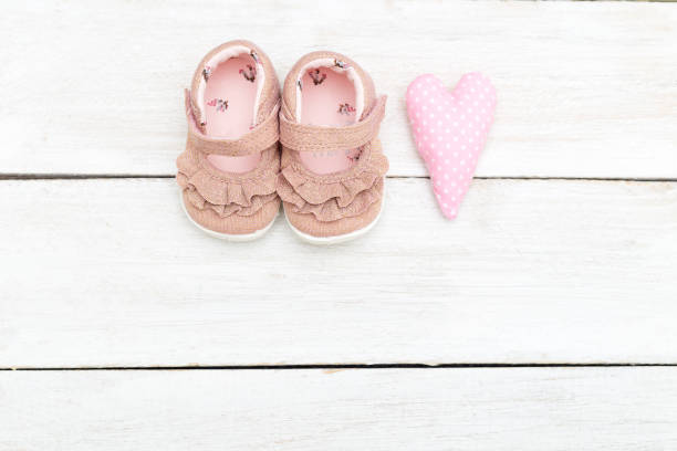 赤ちゃんとピンクのハートのピンクの小さな靴。コピー スペース - saddle shoes ストックフォトと画像