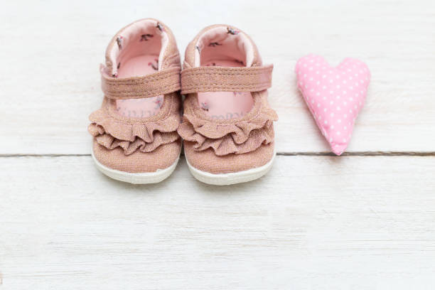 木製の背景に女の赤ちゃん子供の靴 - saddle shoes ストックフォトと画像