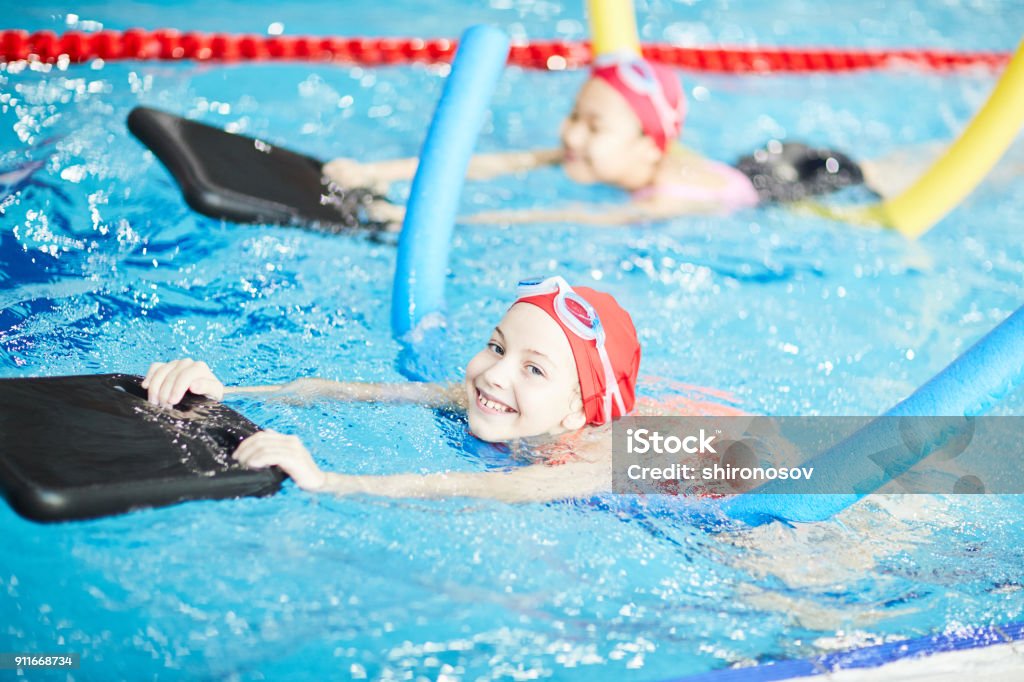 Nadar en la piscina - Foto de stock de Natación libre de derechos