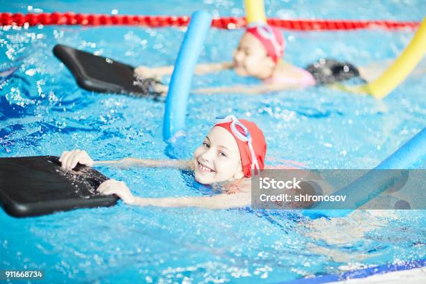 Nadar En La Piscina Foto de stock y más banco de imágenes de Natación - Natación, Niño, Aprender