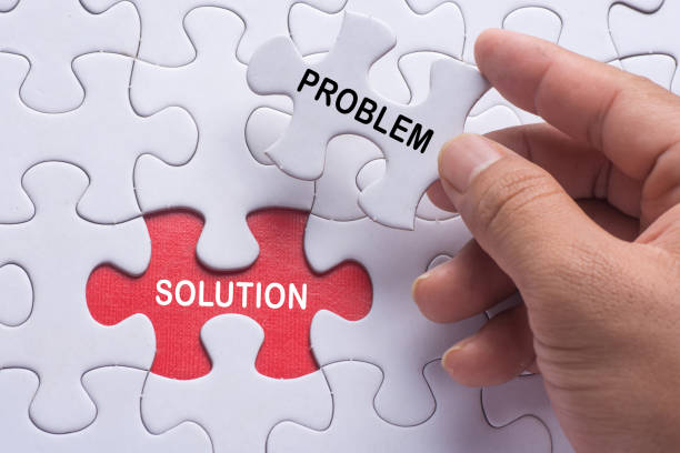 istock Hand holding piece of jigsaw puzzle with word question & answer 911670936