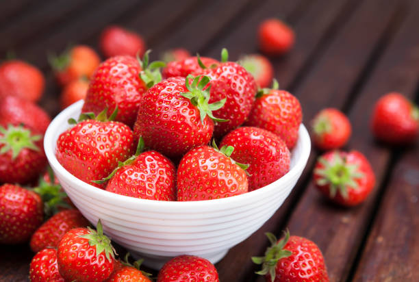 fraise sur fond en bois. espace copie - food heart shape red photography photos et images de collection