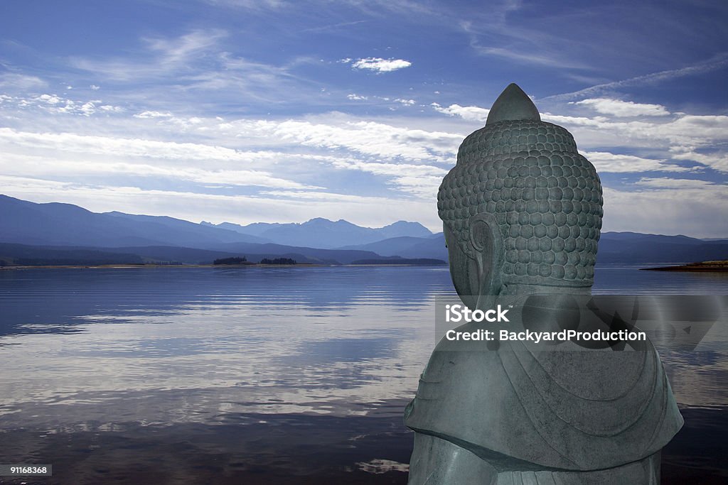 Buddha con vista al lago - Foto de stock de Agua libre de derechos