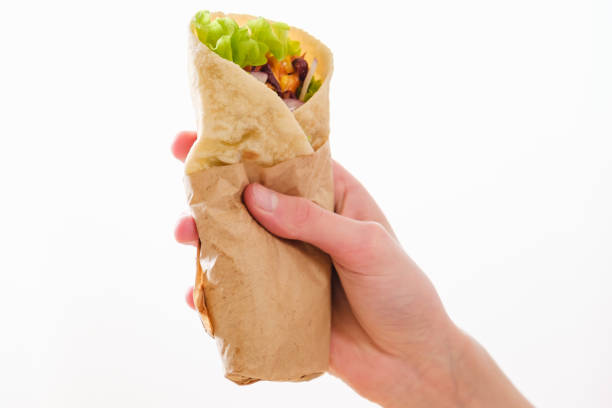 burrito mexicain dans la main avec du poulet, poivrons et haricots - hand wrap photos et images de collection