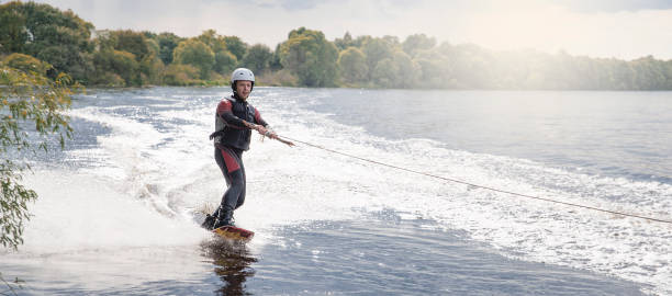 wakeboarding.a człowiek przeszkolony na wodzie. - wakeboarding waterskiing water sport stunt zdjęcia i obrazy z banku zdjęć