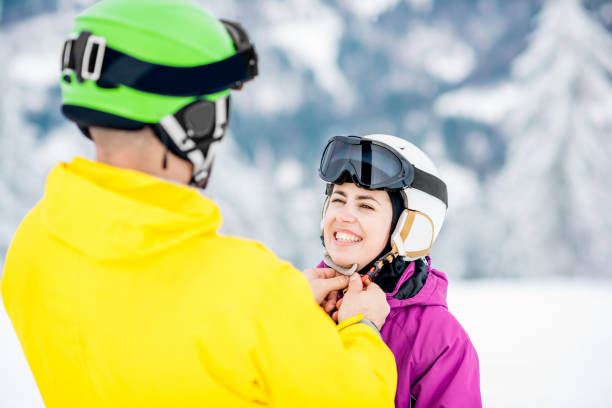 istock Couple prepairing for snowboarding 911702170