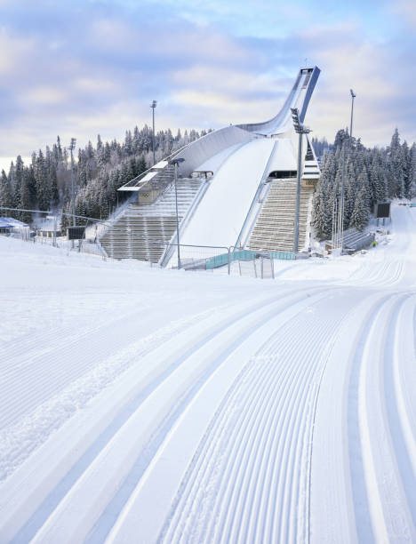 arena de esqui holmenkollen no inverno, oslo noruega - ski arena - fotografias e filmes do acervo