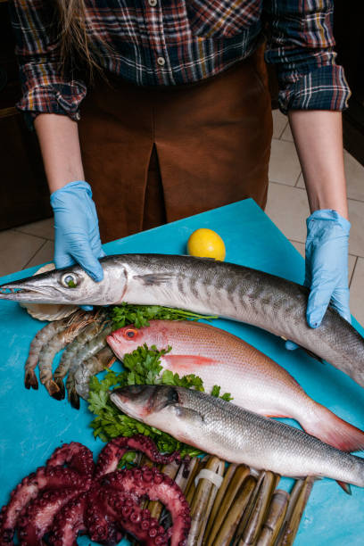 istock Restaurant seafood preparation waiter concept 911702936