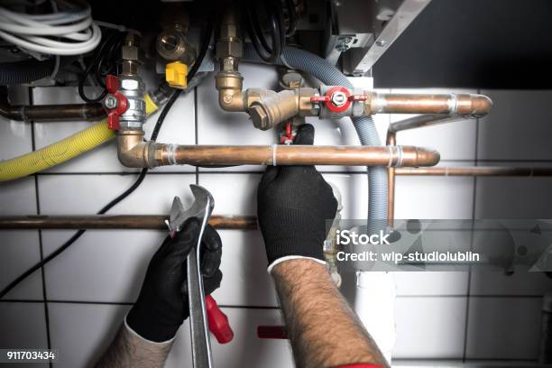 レンチと配管工の手 - 配管工のストックフォトや画像を多数ご用意 - 配管工, 水道管, 修理する