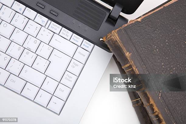 Foto de Notebook E Livros De Direito e mais fotos de stock de Computador - Computador, Lei, Livro