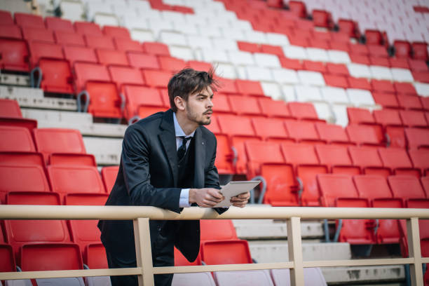 uomo in piedi sullo stadio - strategy coach soccer digital tablet foto e immagini stock