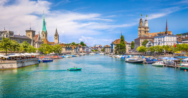 zã1/4rich centro città con fiume limmat, svizzera - grossmunster cathedral foto e immagini stock