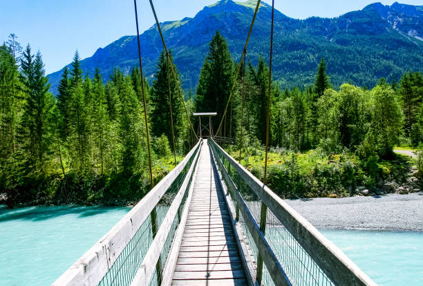 pont suspendu près forchach, lechtaler alpes, tyrol, autriche - forchach photos et images de collection