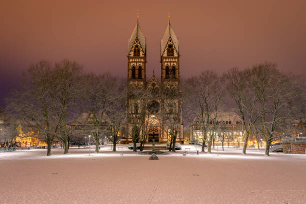 la iglesia de "herz jesu" en friburgo en una mañana de nieve. - freiburg im breisgau fotografías e imágenes de stock