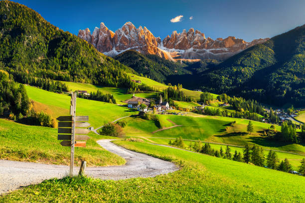 alpine frühlingslandschaft mit santa maddalena dorf, dolomiten, italien, europa - alp village meadow field stock-fotos und bilder