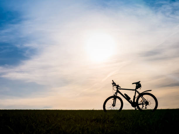 istock Bicycle silhouettes on the dark background of sunsets 911754720