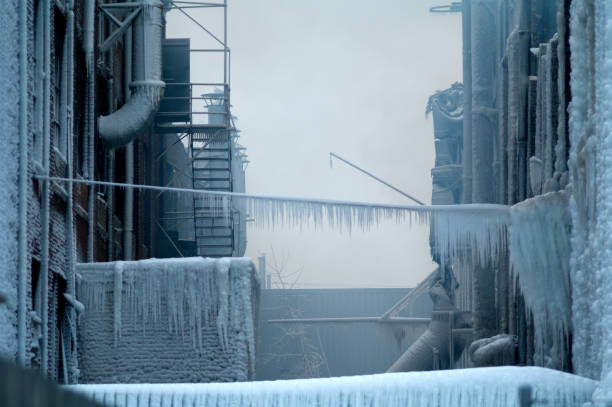 클로즈업 빈티지 시카고 산업 창 고 공장 화재 후 얼음 궁전으로 돌았다. - ice sculpture built structure snow ice 뉴스 사진 이미지