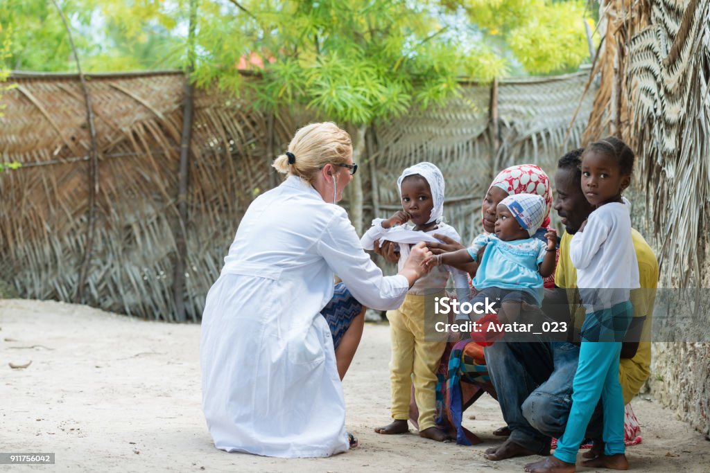 Examen médical de la famille africaine - Photo de Afrique libre de droits