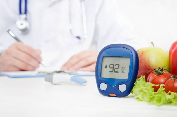 diabetes en el médico. concepto de glucómetro y verduras - diabetes blood illness chronic fotografías e imágenes de stock