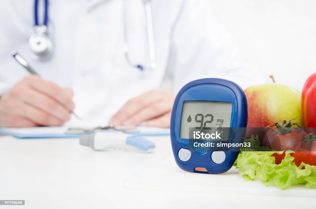 Diabète chez le médecin. Concept de glucomètre et légumes - Photo de Diabète libre de droits