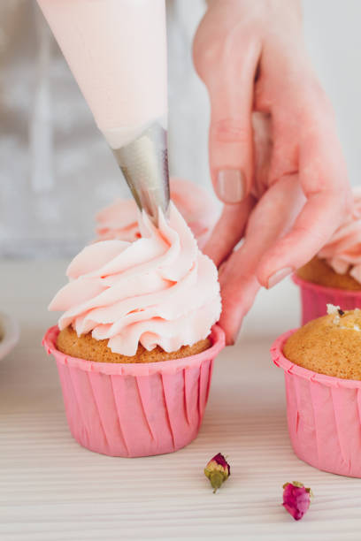 istock Girl prepares cupcakes 911762040