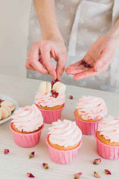 istock Girl prepares cupcakes 911762404