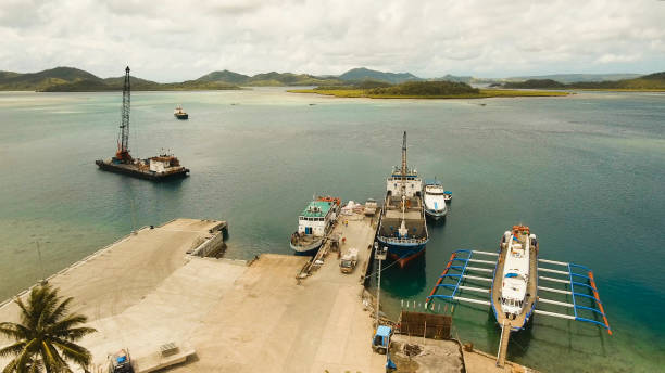 화물 및 여객 운송의 dapa 도시 공중 보기에 포트. siargao 섬, 필리핀 - passenger ship ferry crane harbor 뉴스 사진 이미지