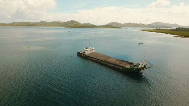 화물 및 여객 운송의 dapa 도시 공중 보기에 포트. siargao 섬, 필리핀 - passenger ship ferry crane harbor 뉴스 사진 이미지
