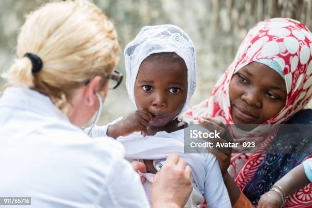 Examen De Estetoscopio De La Niña Africana Foto de stock y más banco de imágenes de África - África, Malaria, Doctor
