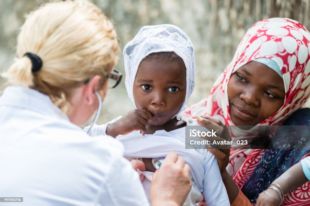 Stetoskop examen av afrikanska liten flicka - Royaltyfri Malaria Bildbanksbilder