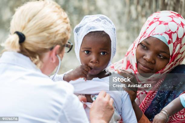 Stetoskop Examen Av Afrikanska Liten Flicka-foton och fler bilder på Malaria - Malaria, Afrika, Läkare