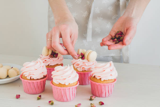 istock Girl prepares cupcakes 911765828