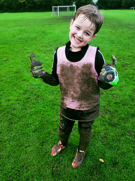 소년 축구 연습 후 진흙에 덮여 도착 때 실제 생활 순간 - child mud dirty football 뉴스 사진 이미지