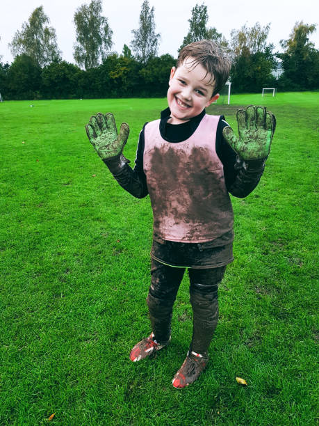 아이 밖에 서 축구 후에 그의 스포츠 의류 온통 진흙 - child mud dirty football 뉴스 사진 이미지