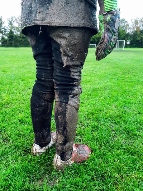 축구 연습 후 진흙 스포츠 의류와 골키퍼의 클로즈업 - child mud dirty football 뉴스 사진 이미지