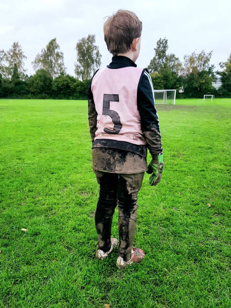 아이 진흙 분야에 축구 연습에 참석 하 고 그의 스포츠 의류는 더러운 - child mud dirty football 뉴스 사진 이미지