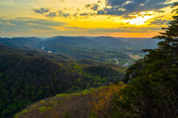 istock Autumn Sunset at the Cumberland Gap 911784570